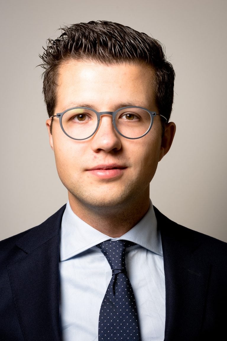Portret van man met stropdas en bril in fotostudio Ermelo
