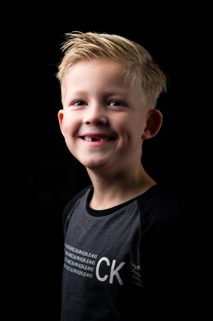 Fotograaf_Ermelo_Poret_Jongen_Lachend_tanden_wisselen