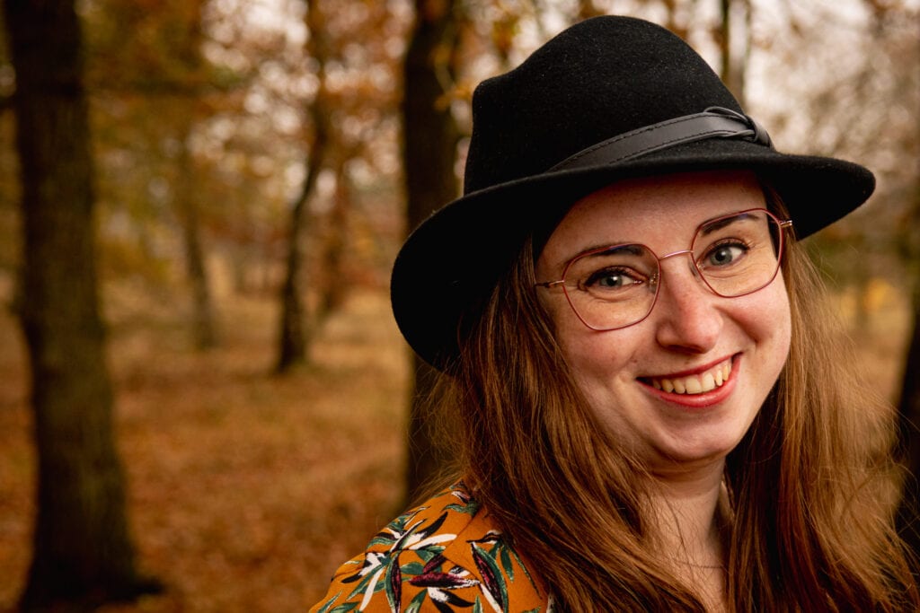 Portret_Vrouw_Hoed_Bril_Bos_Herfst