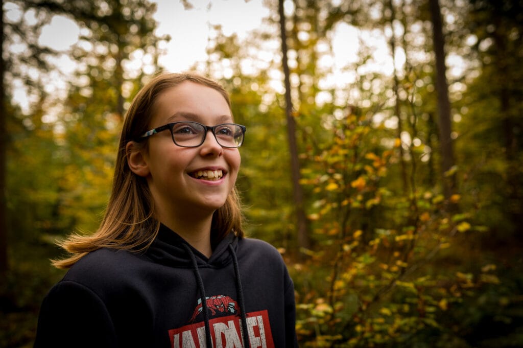 Vrolijke_Meid_Bos_Tegenlicht